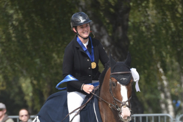 Charline Haeberli et CANTUS DU SOUFFLET CH lors du tour d'honneur au Championnat romand Junior R 2020.