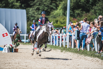 Eugénie Bornand avec TALISHA au tour d'honneur du Championnat Suisse Poney cat. C.