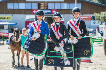 Le podium du Championnat Suisse Poney cat. C 2020 avec 🥇 Eugénie Bornand et TALISHA, 🥈 Casilda Rapin et FLORA DE JORKHA et 🥉 Mathilde Wyss et DUCHESSE DES BOIS.