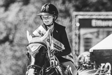 Eugénie Bornand avec TALISHA au tour d'honneur du Championnat Suisse Poney cat. C 2020.