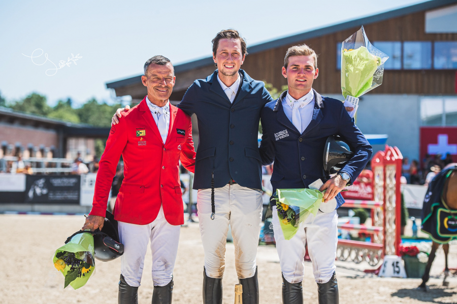Le podium du Grand-Prix du Chalet-à-Gobet 2020 avec 🥇 Martin Fuchs et CHA MU, 🥈 Pius Schwizer et QUATRO RUBIN et 🥉 Bryan Balsiger et JENKINS TER DOORN.